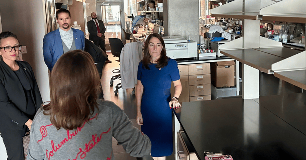 Hammack tours a wet lab space in the Pelotonia Research Center